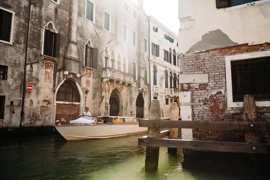Venice: Grand Canal by Boat with Expert Guide - Meeting in Piazza San Marco and finding your guide fast