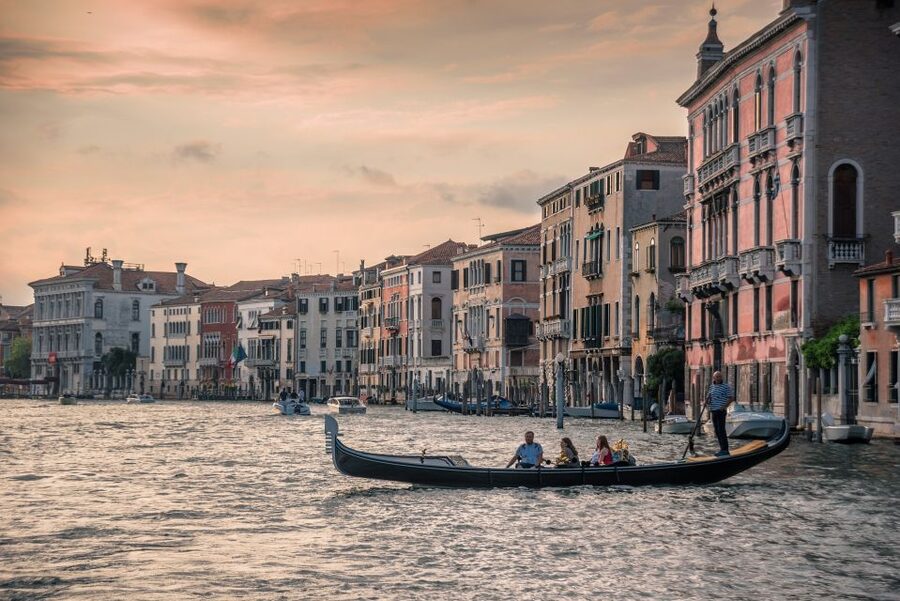 Venice: Grand Canal by Gondola with Live Commentary - Gondola Gallery: tools, cross-section, and a virtual run