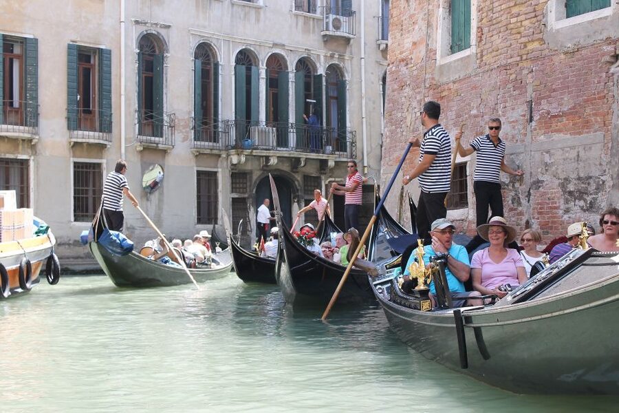 Venice: Grand Canal by Gondola with Live Commentary - The intro walk: what you learn before the gondola moves
