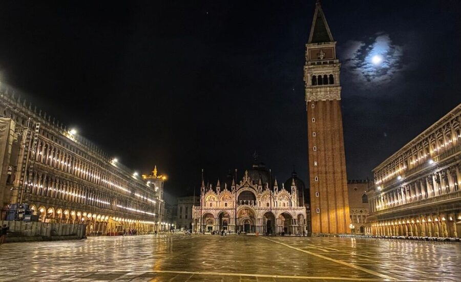 Venice: Guided Night Walking Tour & Saint Mark's Basilica - Who this night walking tour suits best