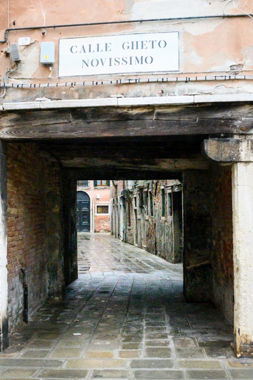 Venice: Guided Tour of Synagogues and Ghetto Area - An authorized Jewish guide turns buildings into context