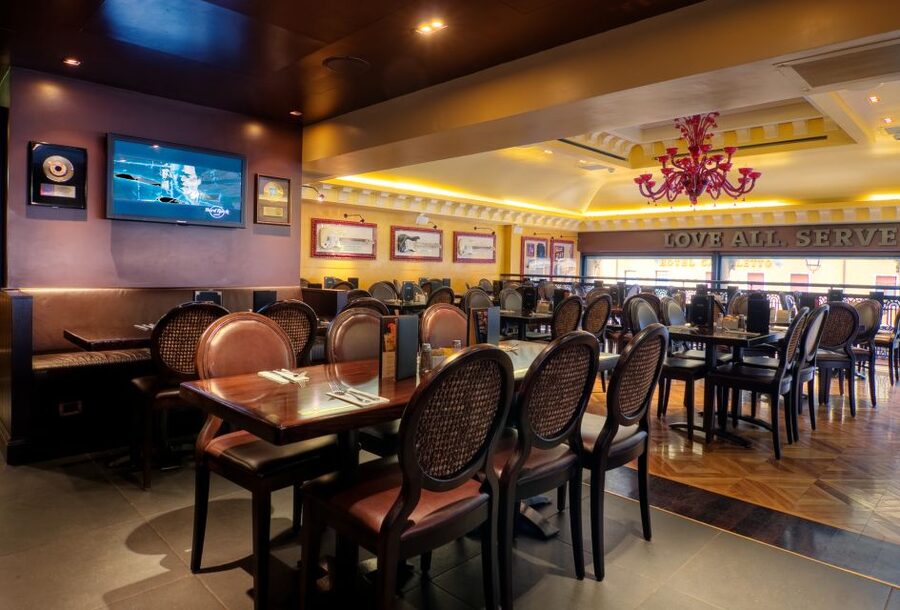 Venice: Hard Rock Cafe with Set Menu for Lunch or Dinner - What to expect with your meal: burgers, BBQ, pasta, and service rhythm
