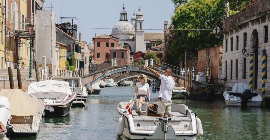 Venice: Hidden Canals on Electric Boat - What the guide actually does during your 1.5 hours