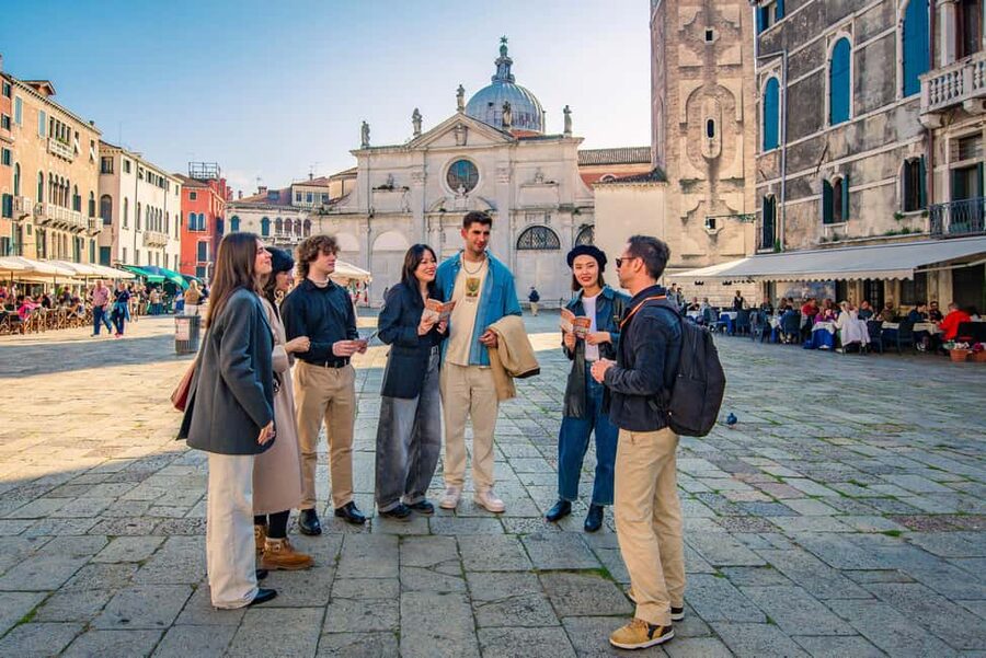 Venice: Historical Walking Tour and Doge's Palace - Getting started at Calle larga de l’Ascension, and what to pack