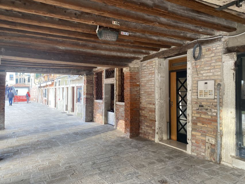Venice: Jewish Ghetto and Cannaregio Food and Wine Tour - Jewish-Venetian dishes and Kosher wine, but not a kosher tour