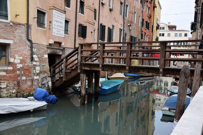 Venice: Jewish Ghetto Walking Tour with Synagogues Visit - Entering Campo di Ghetto Nuovo: the walk starts with orientation