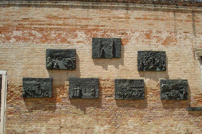 Venice: Jewish Ghetto Walking Tour with Synagogues Visit - Campo del Ghetto Nuovo: why the bas-reliefs stop people in their tracks