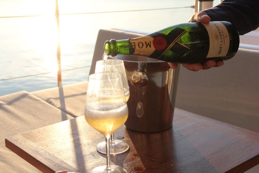 Venice: Lagoon Catamaran Tour with Classical Music & Drinks - Service, Small Moments, and What the Reviews Emphasize