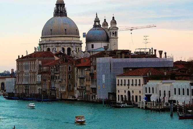 Venice Must See Attractions Walking Tour With A Guide - Mercati di Rialto: seeing local life without booking a food tour