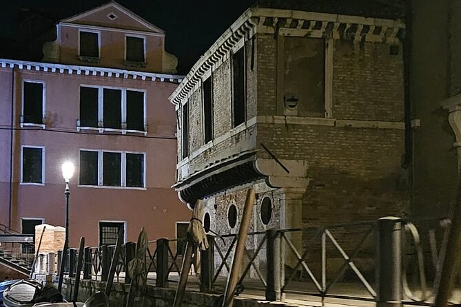 Venice Night Boat Tour from Zattere - Drinks, guide language, and the small-group feel