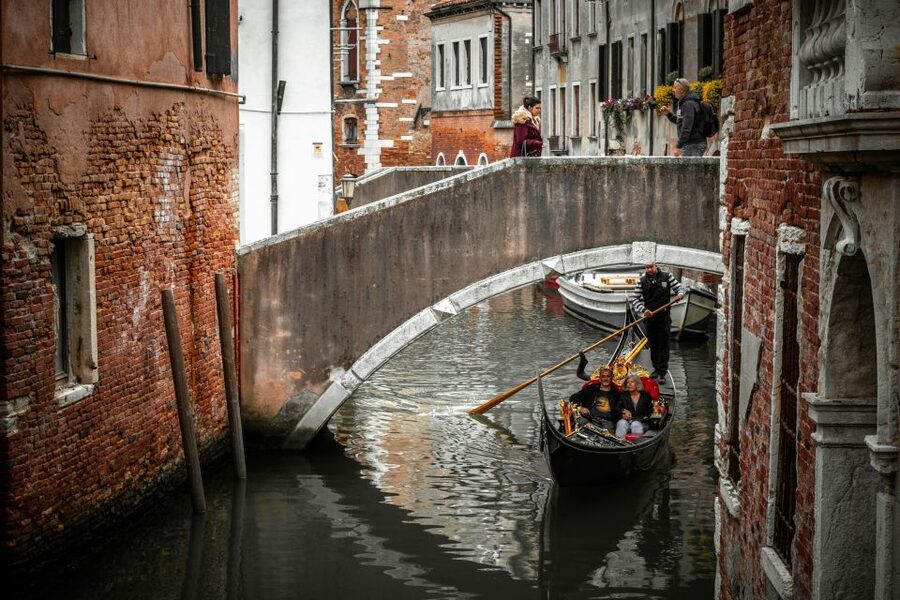 Venice: Private 2-Hour Walking Tour - Walking tips for cobbled streets and tight landmark areas