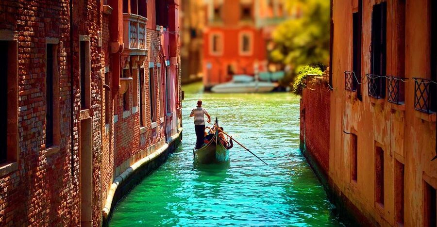 Venice: Private Gondola Cruise for up to 5 Passengers - Day or Night Gondola: When the Palaces Look Different
