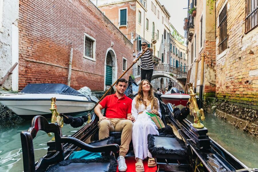 Venice: Private Gondola Ride along Grand Canal - Gondoliers and Real Personality: What You Can Expect