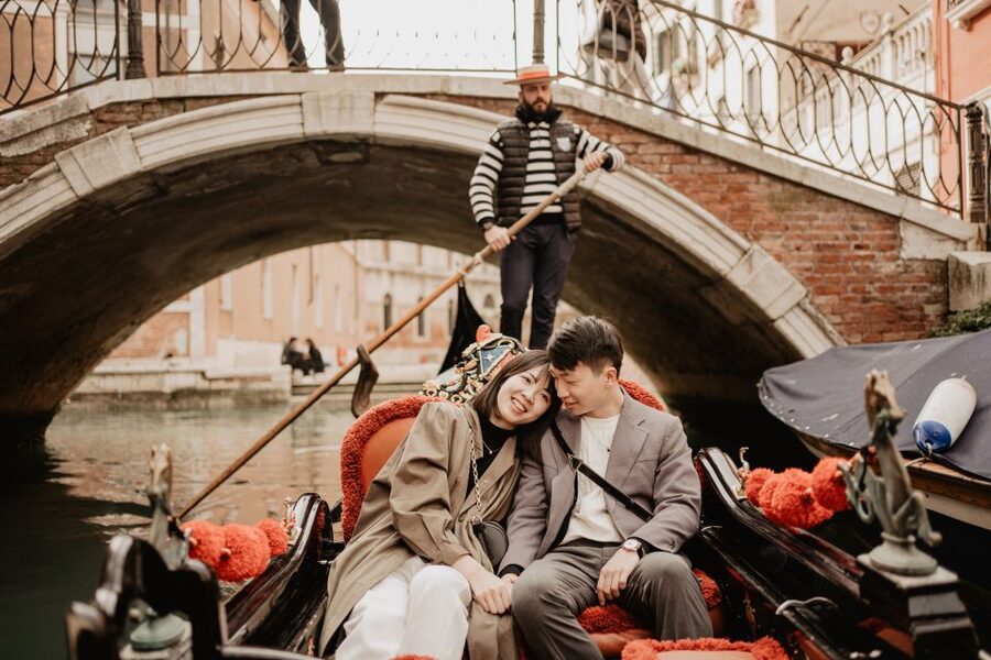 Venice: Private Gondola Ride with Professional Photographer - Caffè Rialto meeting point, a practical base in Venice