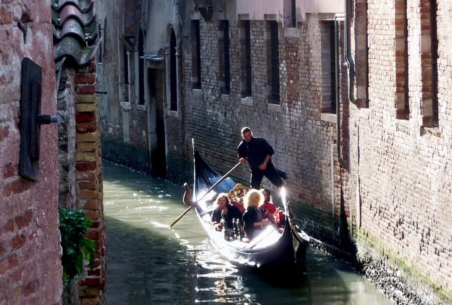 Venice: Private Grand Canal Gondola Ride from Rialto - Riva del Carbon Start: Why “a few steps away” is a big deal