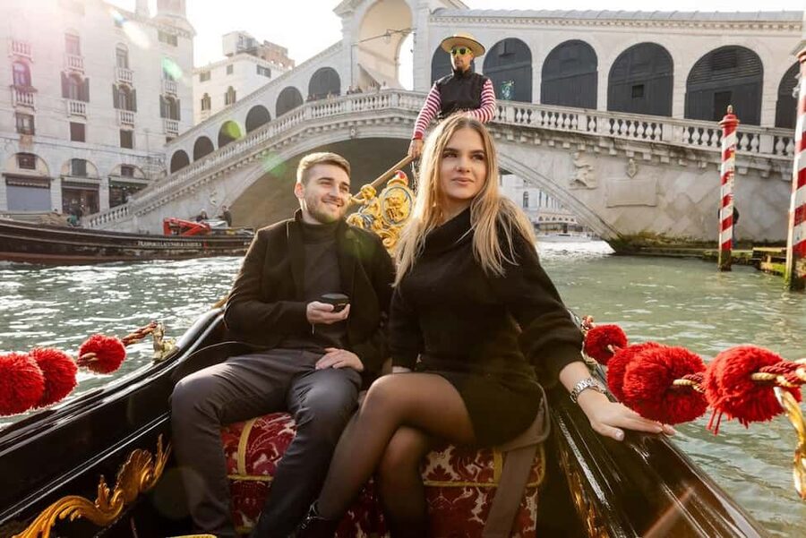 Venice: Private Photoshoot In Gondola - Quick takeaways before you book
