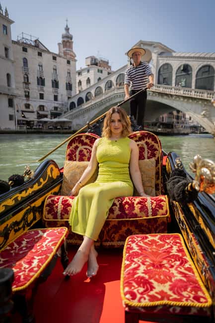 Venice: Private Photoshoot In Gondola - How the posing coaching actually changes your photos
