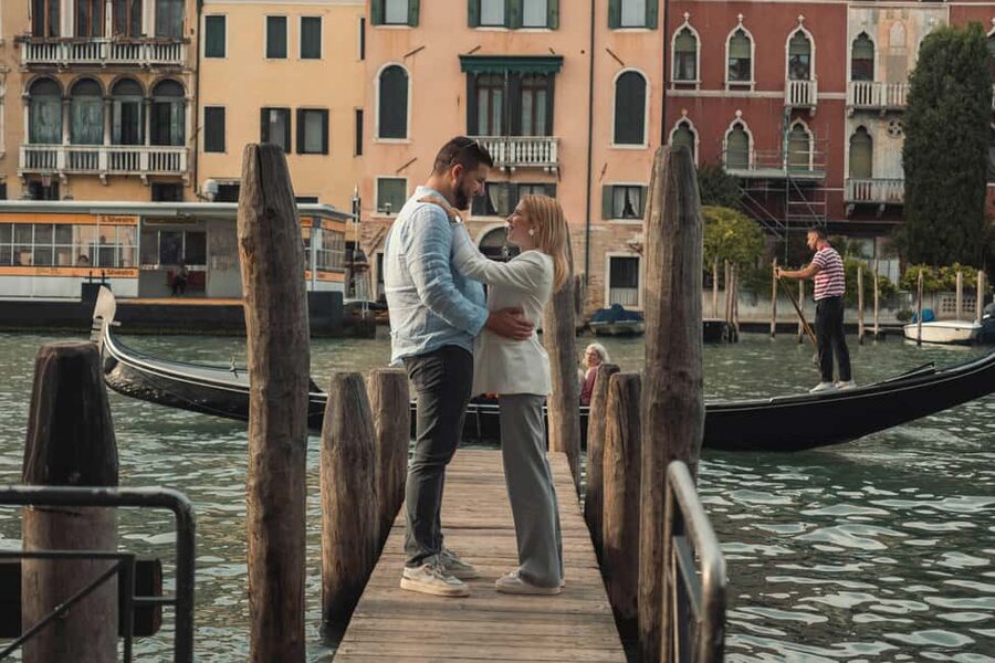 Venice: Private Professional Photoshoot - Rialto Bridge - Grand Canal photo stops: more than one angle, less stress