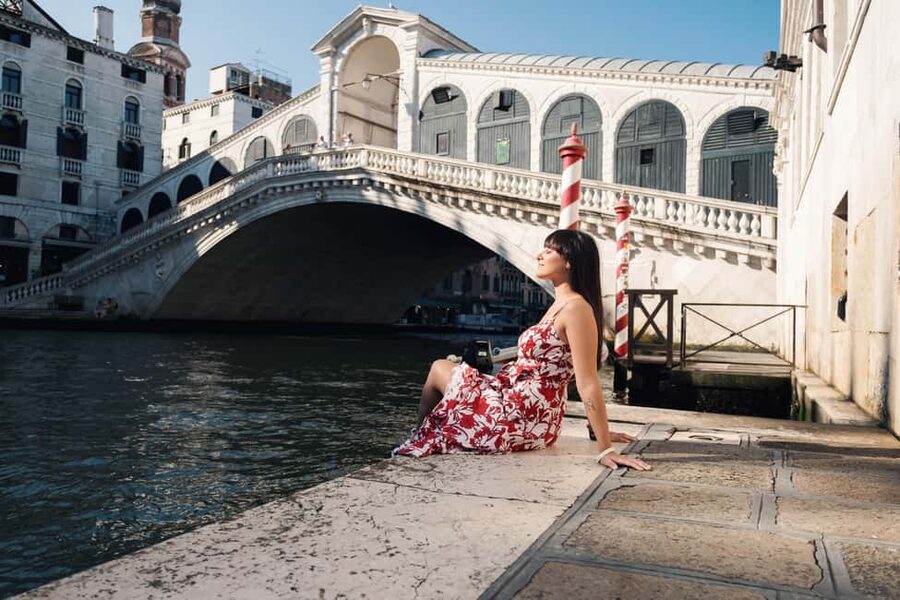 Venice: Private Professional Photoshoot - Rialto Bridge - Price and what you actually get for $96.29 per group