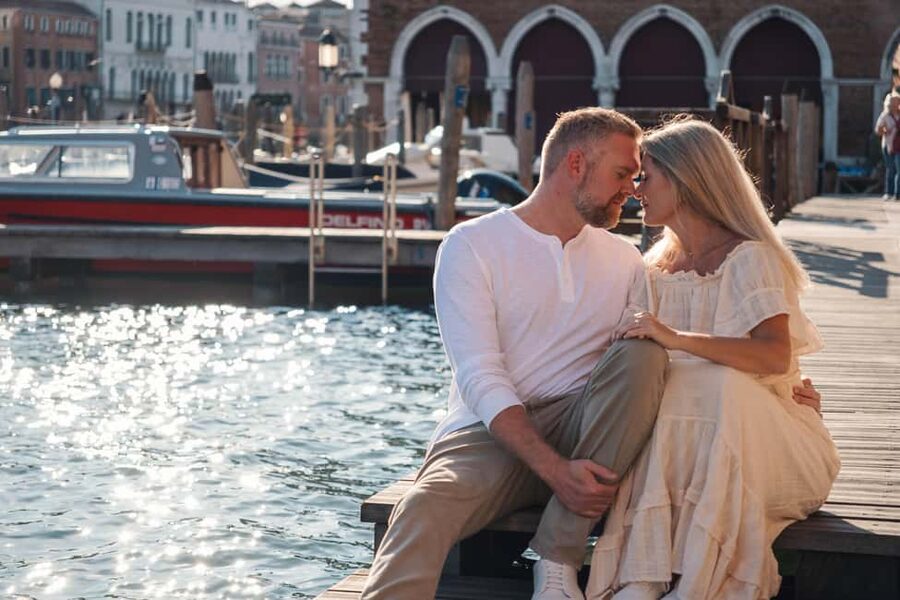 Venice: Private Professional Photoshoot - Rialto Bridge - Meeting at Coop, right by Servizio Gondola Carbon