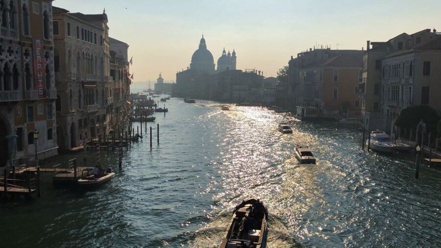 Venice: Private Walking Tour with Saint Mark's Basilica - Starting in the Rialto maze, with San Giacometto and the market energy