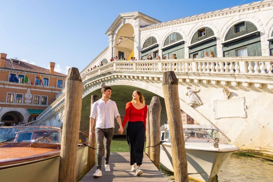 Venice: Professional Photoshoot at the Rialto Bridge - The 45-minute Rialto Bridge photo stop, and how you’ll get variety