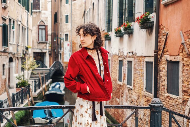 Venice Professional Photoshoot (up to 6 people included) - Palazzo Ducale and the Doge’s Palace look, plus Bridge of Sighs style framing