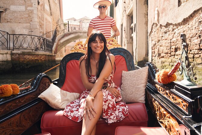 Venice Professional Photoshoot (up to 6 people included) - Posing, coaching, and efficient location changes in your time window