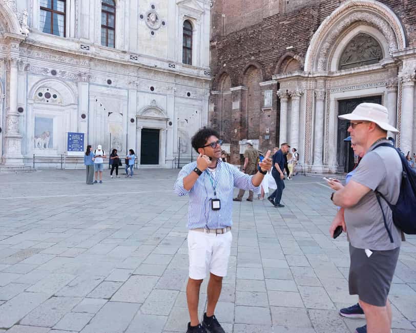Venice: Rialto Bridge & Offbeat Unusual Venice Walking Tour - First impressions near the iconic sights, without stopping for selfies