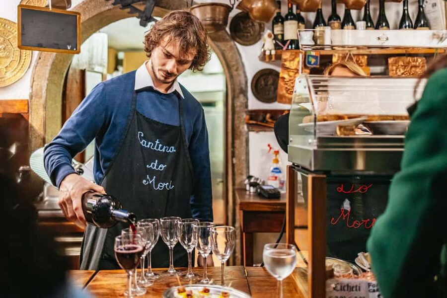 Venice: Rialto Market Food and Wine Lunchtime Tour - Cicchetti at an 18th-Century Osteria: How Venetian Taps Work