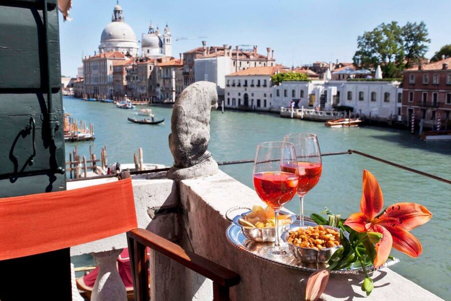Venice: Romantic Palace Dinner and Private Gondola Ride - Where the Gondola Drops You: Palazzetto Pisani and Pisanino