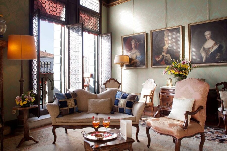 Venice: Romantic Palace Dinner and Private Gondola Ride - The Private Gondola Ride: What You Really Get for Your Time