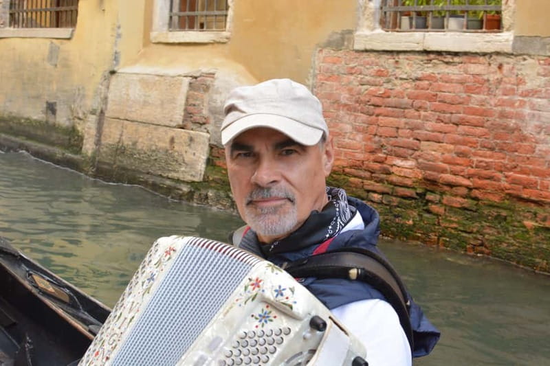 Venice: Romantic Shared Gondola Serenade on the Grand Canal - Live serenade setup: where the singer and musician are, and how that affects what you hear