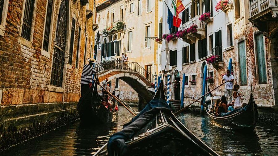 Venice: Shared Gondola Ride at Sunset - Meeting Point by TU.RI.VE., Calle Larga de lAscension: Finding Your Boat Team