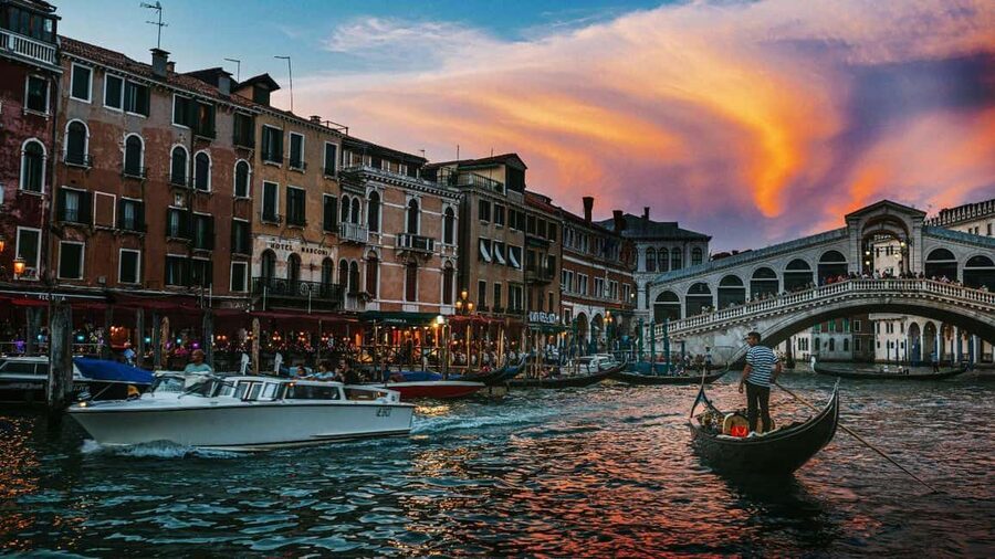 Venice: Shared Gondola Ride at Sunset - 25 Minutes, Shared Gondola, Max of 4: What the Time Actually Buys