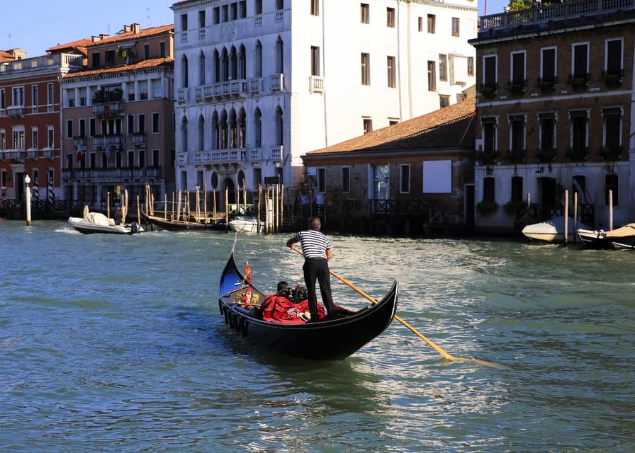 Venice: Shared Gondola Through breathtaking Bridge of Sighs - The Mobile App Commentary: How to Use It Well