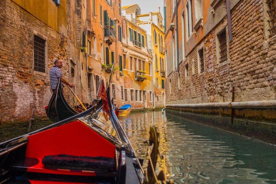 Venice: Shared Gondola Tour - Mansions, Bridges, and the Waterline Perspective
