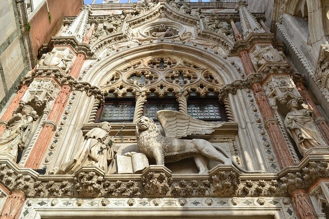 Venice Skip the line of San Mark Basilica and Doge's Palace Tour - Basilica di San Marco in About 30 Minutes: Domes, Gold, and Two Styles Together