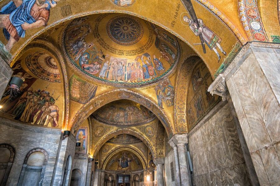 Venice: St. Mark's Basilica, Doge's Palace & Gondola Ride - Rialto Bridge to the water: the walk phase sets up the gondola ride