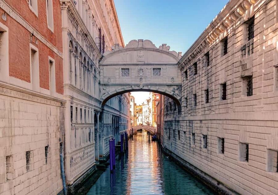Venice: St Mark's, Doge's Palace, Murano & Burano Day Tour - Burano, lace-making and the color everyone talks about