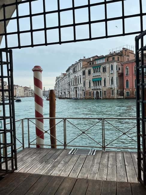 Venice: Sunrise Walking Tour with Espresso - Rialto Bridge at sunrise: the main event
