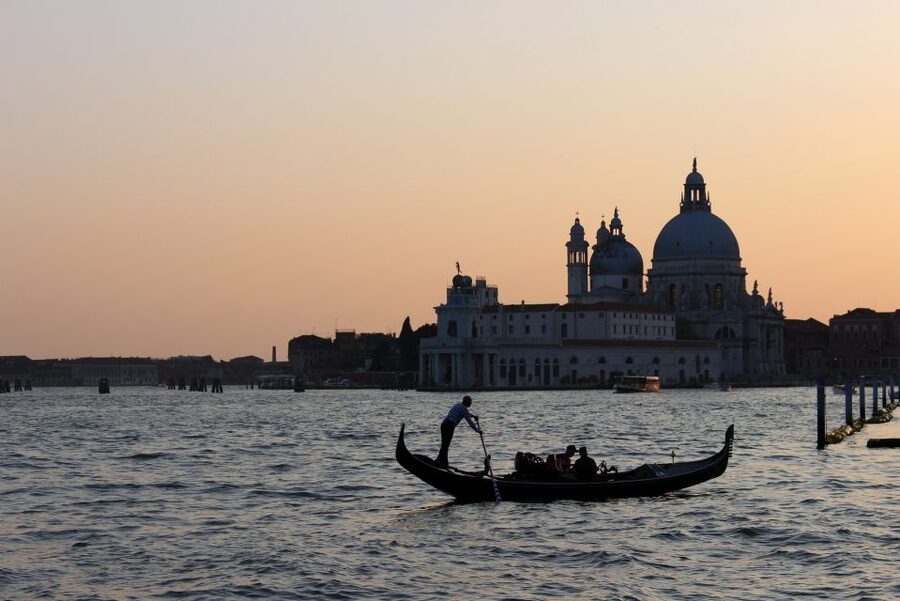 Venice: Sunset or Evening Gondola Tour - Historic Bridges and Mansions From Water Level