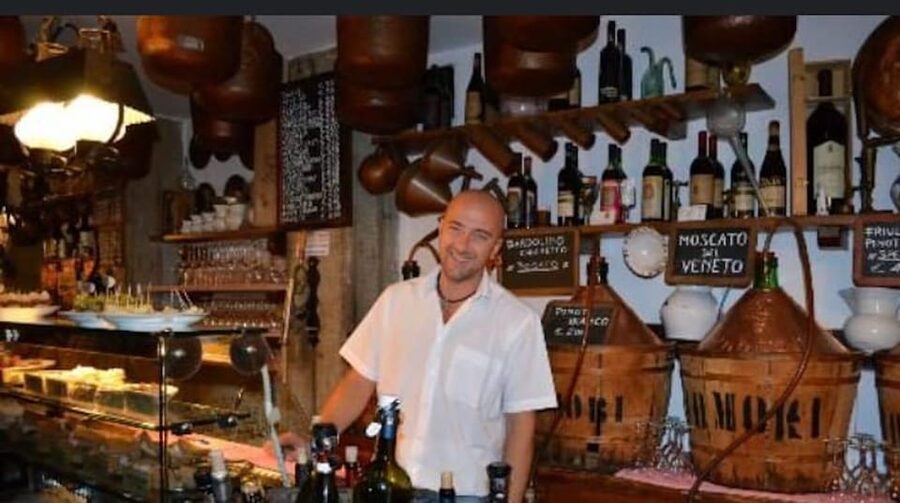 Venice: Sunset Walking Tour with Food and Wine Tastings - Meeting at the fountain and clock, then getting into the Venice flow