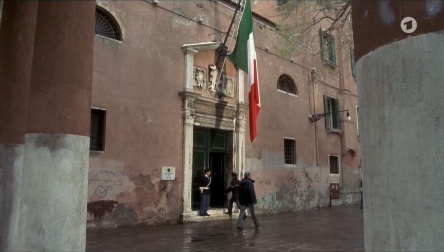 Venice: The Footsteps of Commissario Brunetti Walking Tour - The Guide Factor: Valerio Coppo and the Question-Friendly Style