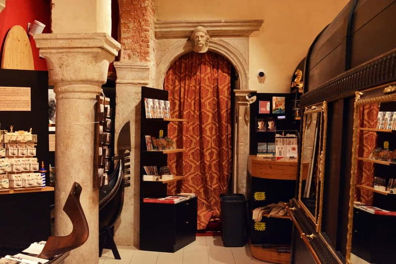 Venice: The Gondola Gallery 3D Experience - Your First Look: The Sectioned Gondola and Hidden Craft