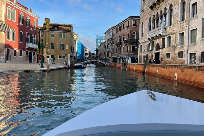 Venice: The Hidden Canals on an Electric Boat - How the Guide Experience Works (Stories, Tone, and What You Will Learn)