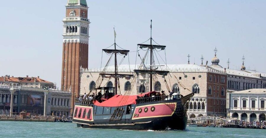 Venice: Venetian Lagoon Tour and Galleon Dinner - Who This Galleon Dinner Works Best For