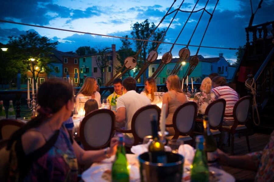 Venice: Venetian Lagoon Tour and Galleon Dinner - Seating Choices That Decide Your Views: Central Deck vs Prow vs Stern
