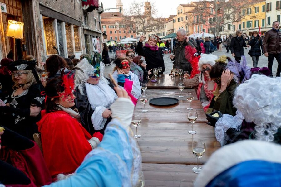 Venice: Venetian Style Carnival Pub Crawl - Starting at Ca Rezzonico: Easy to Find, Easy to Miss