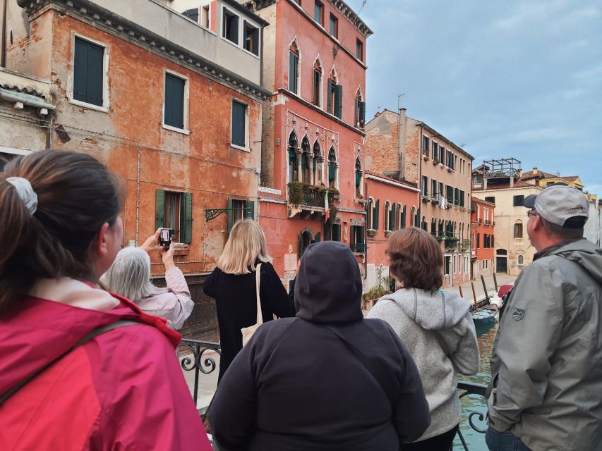 Venice: Walking Guided Tour of the City Must-See Sites - Pace and comfort: what to bring so you can enjoy it